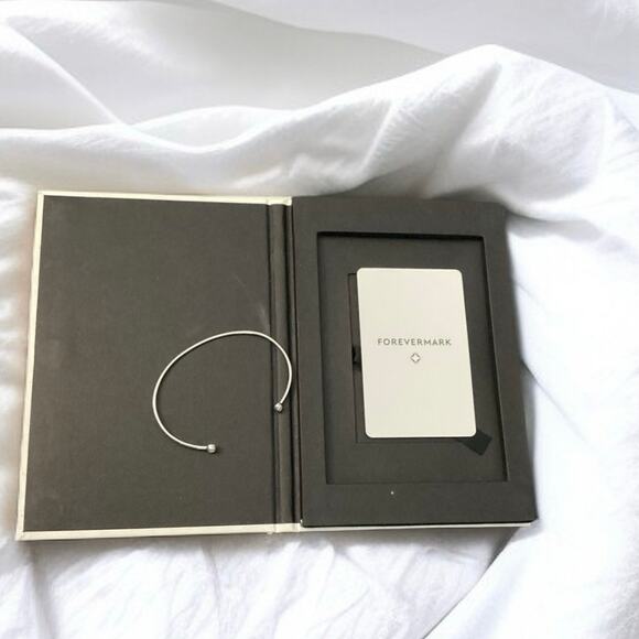 Forevermark Icon™ Open Bangle - 18k White Gold / 0.15 ctw Bracelet - Picture 2 of 7